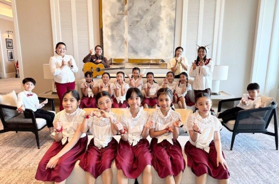 ตัวแทนนักเรียน TCSS Chorus ร่วมร้องเพลงอวยพรในเทศกาลเฉลิมฉลองวันคริสต์มาส ณ.โรงแรมดุสิตธานี